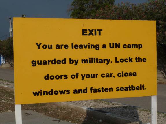 Aviso para quem deixa a base da ONU em Port-au-Prince, no Haiti